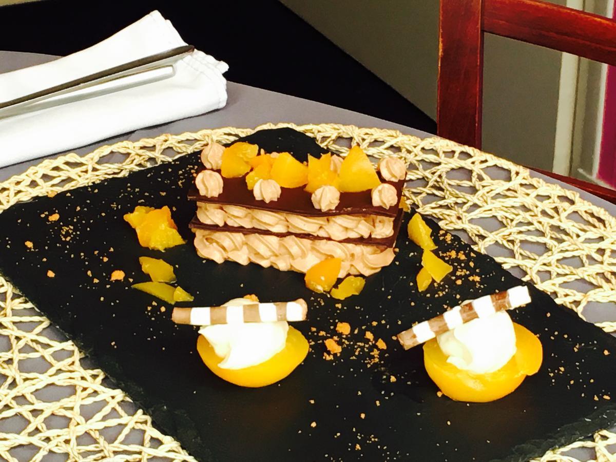 Hotel Restaurant Le Cheval Blanc Argentré-du-Plessis エクステリア 写真